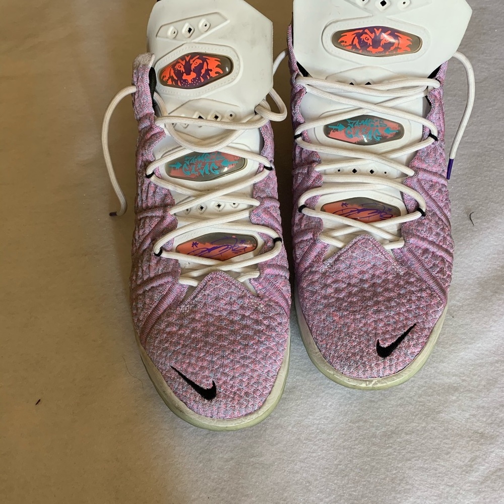 LeBron James shoe size 13 - Picture 1 of 4